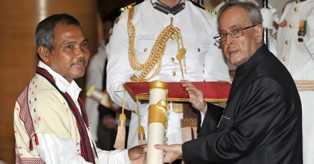 President Pranab Mukherjee presenting the Padma Shri award to Jadav Payeng at Rashtrapati Bhavan in 2015